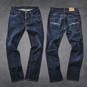 Nudie jeans - Nudie jeans I storlek 32/32, lite slitna på ena knät men knappt synbart 🤩