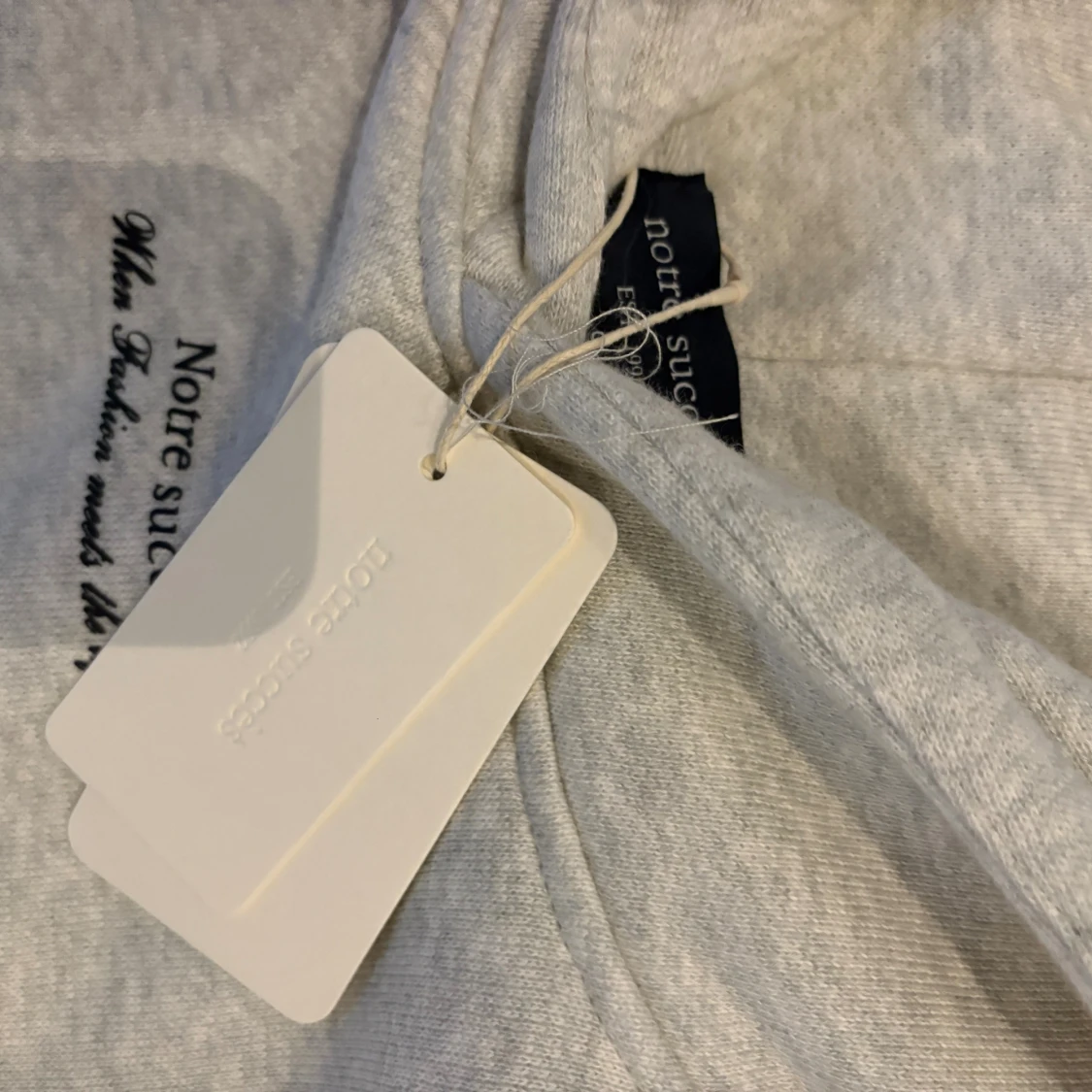 Grå hoodie från Notre Succès - 3