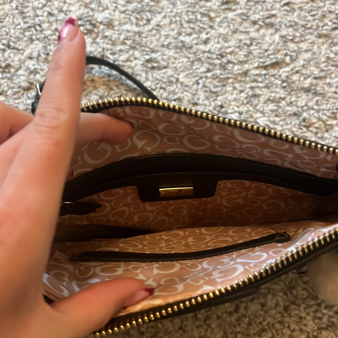 Svart axelväska från Guess med pompom - 2