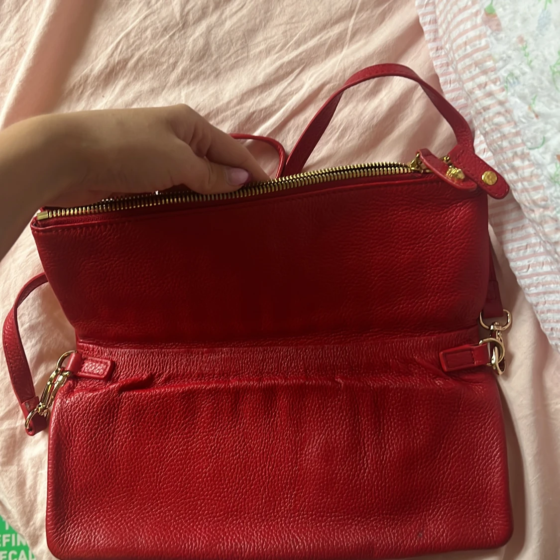 Röd axelväska med gulddetaljer - 1