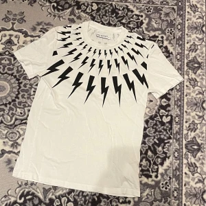 Neil Barett T-shirt  - Jätte fint skick! Såklart äkta (har kvitto och tags). Passar bra på personer mellan 175-188. Nypris cirka 3000kr.
