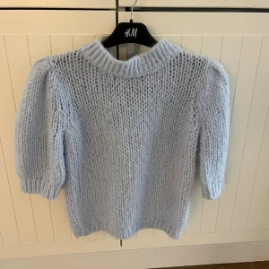 Ljusblå stickad tröja från Vero Moda - Super fin stickad tröja från Vero Moda. Har inte använt alls många gånger så den e i bra skick💞 köpte den för 350kr om ja kommer ihåg rätt. Säljer den för 270kr då den knappast e använd.🫶🏼