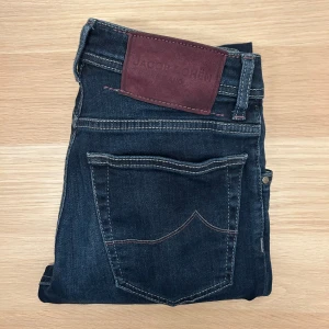 Jacob Cohën Jeans Milano | W29 - Tvärfeta Jacob Cohën jeans i snygg tvätt😁| W29 | Modell: Nick | Defekter: Nej | Midja: 68 cm | Innerben: 84 cm | Ytterben: 106 cm | Måttavikelser: +-1 cm | Modellen är 175 cm och väger 70 kg | Vänligen kontrollera mått innan köp🤗 | Tveka inte att kontakta mig vid frågor😁! 