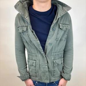 Field jacka - Hej, säljer nu denna väldigt snygga och eftertraktade Field jackan som är perfekt nu till hösten/ vintern! Storlek S  Bra skick  Fraktas spårbart vis Instabox, PostNord eller bring!  Vid minsta lilla fundering så är det bara att höra av sig! 