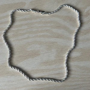 Tvinnat silver halsband  - Säljer en snygg silver halsband. Kedjan är klassisk med 925-stämpel. Perfekt för dig som gillar stilrena och tidlösa smycken med lite extra detalj.