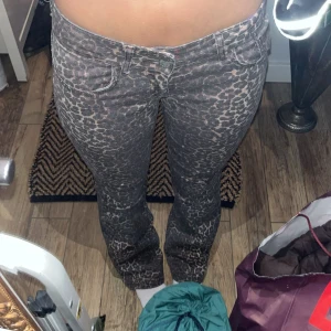 Leopardmönstrade lågmidjade jeans från Nelly i storlek 36 - Säljer dessa snygga jeans från Nelly med leopardmönster i grå och beige toner eftersom de är för små för mej i midjan . Byxorna har låg midja, klassisk femficksmodell och raka ben. Materialet är jeans med stretch för skön passform. 