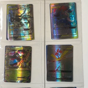 Pokémon GX/EX/V Samlarkort - Holo Collection - igentligen värda 5000kr Fet samling av Pokémon GX, EX och V-kort med coola holo-effekter! Perfekt för dig som älskar att samla eller spela Pokémon TCG. Här hittar du favoriter som Pikachu & Zekrom, Venusaur, Deoxys, Metagross och fler. Grymma motiv och tag team-kort för extra wow-faktor!