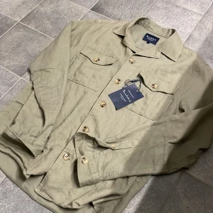 Linne Overshirt - Bondelid - Extremt fin olivfärgad linne overshirt från bondelid!🙌🏻 || köpt i slutet av sommaren, använt ett fåtal gånger || Skick: Riktigt bra || Storlek: S || Pris: 449kr