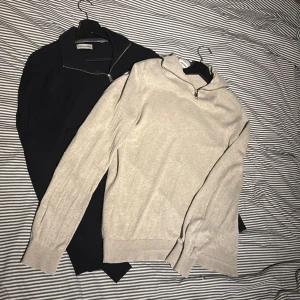 2 st half zip-tröjor Jack & Jones S - Två stilrena half zip-tröjor från Jack & Jones i storlek S. En i svart och en i beige, båda med lång ärm och ribbade muddar. Perfekta för lager-på-lager och har en klassisk krage med dragkedja. Materialet är mjukt och känns skönt mot huden.Nypris 500kr st, mitt pris 349kr för båda🤗. Hör av er vid frågor eller funderingar. 