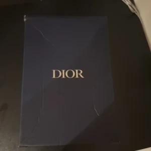Dior B30 vita sneakers - Säljer ett par Dior B22 sneakers i vitt med gråa detaljer. Skorna har chunky sula, snörning och en mix av mesh och skinn för en modern look. Ikonisk Dior-logga på sidan och på sulan. Perfekta för dig som vill sticka ut med lyxiga och trendiga sneakers.