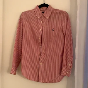 Rödvit randig skjorta från Ralph Lauren - Röd vit Ralph lauren skjorta. Bra skick. 