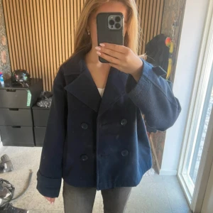 Mörkblå skepparkavaj med dubbelknäppning - Mörkblå kappa från Cubus i storlek 158/164 om man vill ha mer bilder på det gör det att få 