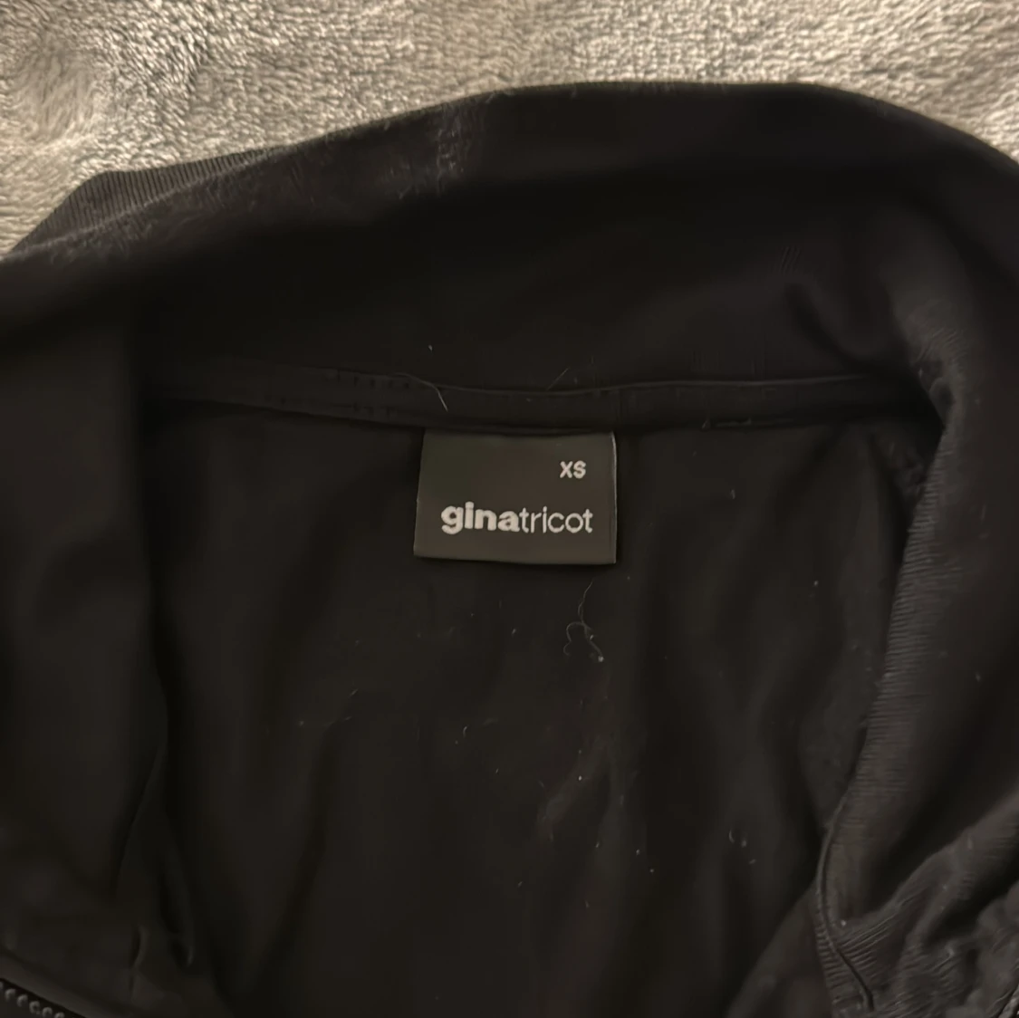 Svart ziptröja från Gina Tricot XS - 2