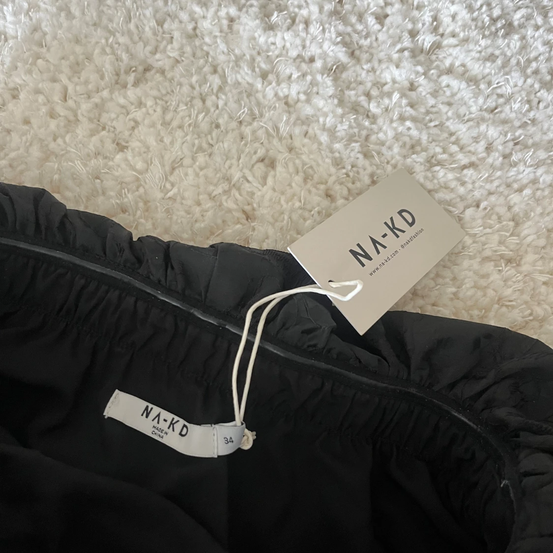 Svart axelbandslös klänning NA-KD - 3