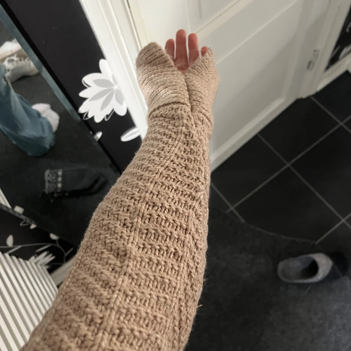 Beige stickad tröja med mönster - 2