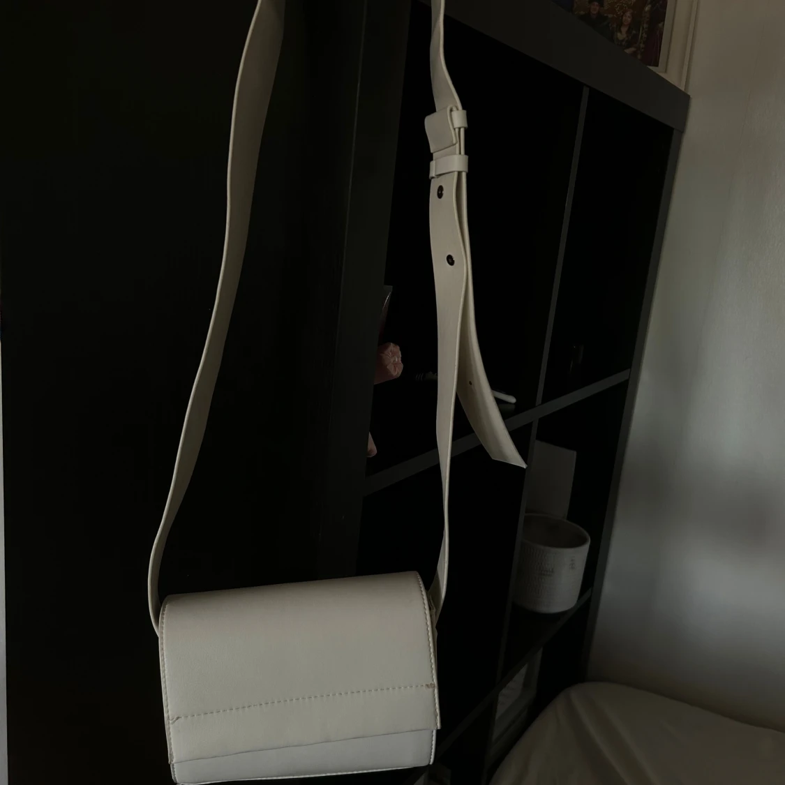 Vit axelväska i skinnimitation - 1