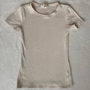 Beige ribbad t-shirt  - Säljer en beige ribbad t-shirt från h&m 💗Skriv vid intresse! 