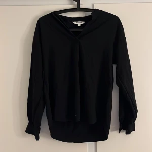 Svart blus/skjorta från Kappahl storlek XS - Svart blus/skjort från kapphal i storlek xs. Ganska ”luftigt” martial med knappar vid slutet av ärmarna. Typ alldrig använd men har haft den i ca 1-2 år