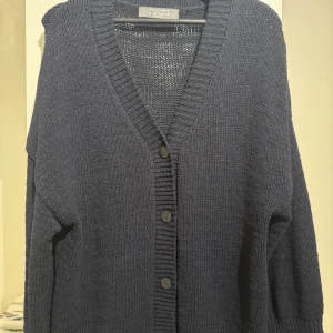 Svart Knappkofta  - En väldigt fin och skön kofta köpt från primark. Den har ett litet hål som inte syns särskilt mycket. Bortsett från det är den i mycket hög bra skick och passar perfekt till hösten🤍