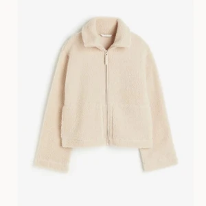 teddyjacka  - Den populära teddyjackan från hm i storlek M men sitter om en S/M som e perfekt nu till hösten, knappt använd och skriv vid minsta fundering om några frågor eller så❣️