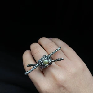 Statementring i silver med pärla - Unik och edgy ring i silverfärgad metall med rå, organiskt formad design och en ljus pärla i mitten. Ringen har utstickande detaljer som ger en cool och konstnärlig vibe, perfekt för dig som vill sticka ut med ditt smycke. Handgjord av mig utav stainsless steel och solder! Kan göras i alla storlekar 