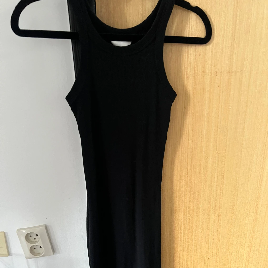 Svart ärmlös ribbad klänning