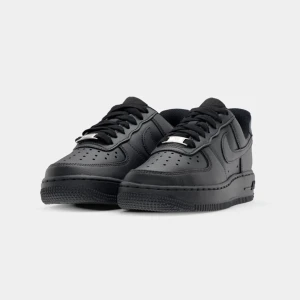 Nike Air Force 1 - Säljer mina af1 i svart, köpte för 2 år sedan och har haft på mig de flera gånger men den silvriga grejen på skorna är inte på den längre för hade tagit av de och har tappat bort de, köpte från zalando och för 1345kr, funkar för både män och kvinnor fråga gärna om bild