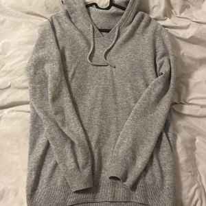 Merino ull hoodie - Merino ull  hoodie i väldigt fint skick, skriv om ni har frågor. 