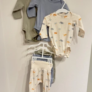 6-Delat Set / Three sets of bodies and leggings for baby 2-4 months - Ett set med bodies och leggings i supermjuk bomullstrikà. Längärmade bodies med kuverthals för enkel päklädning och smidiga byten. De har tryckknappar i grenen och rynkad söm kring benen för en bekväm och tättslutande passform kring blöjan. Leggings med bred, vikbar mudd i midjan och bred, ribbad mudd vid benslut. Bomull 95%, Elastan 5%