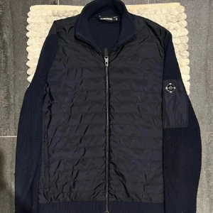J.Lindeberg Cardigan Hybird Jacka Navy - Säljer en sjukt snygg cardigan från J.Lindeberg som är slutsåld || Storlek: M || Använd men mycket fint skick 