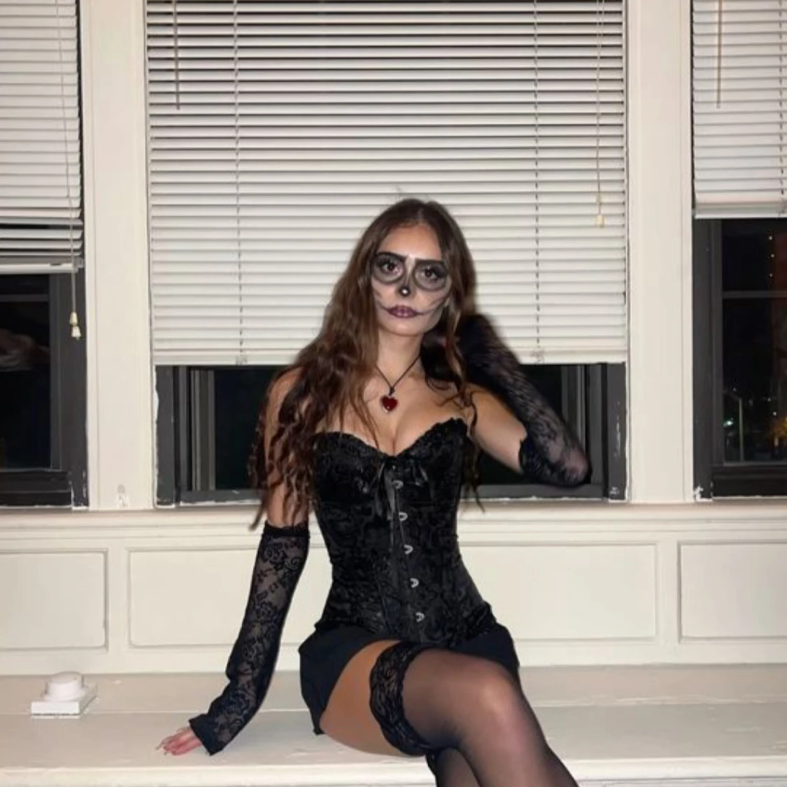 Svart korsett med snörning och spets - 4