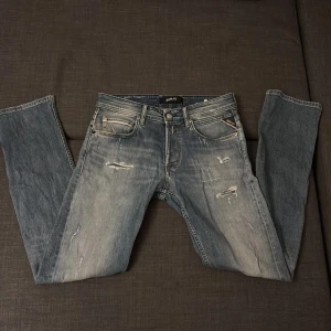 Replay jeans blå slitna, W30 L32 - Säljer ett par snygga replay jeans straight/slim. Dem sitter bra på mig som är ungefär 178 cm lång. Vid funderingar eller frågor är det bara att skriva:) 