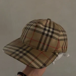 Burberry rutig keps i bomull - Säljer min burberry keps storlek M då den inte används längre och passar inte min. Priset kan diskuteras 