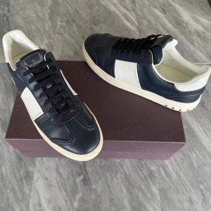 Valentino Flycrew skor - Valentino Open skor - Använda fåtal gånger, alla nitar kvar - Tillbehör: Valentino dustbag - Nypris: 6000kr - TrendWardrobe