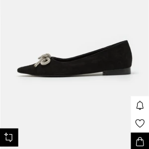 Svarta ballerinaskor med rosett Anna Field - Svarta ballerinaskor från Anna Field i mocka-look med spetsig tå och en liten låg klack. Skorna har en glittrig rosettdetalj framtill som ger en extra touch. Perfekta för dig som gillar stilrena men ändå unika och eleganta skor. Köpta för 779kr på Zalando i somras , säljer för 400kr. Inte använda så mycket och ingen skada på dem! Skulle säga att de är ganska normala i storleken. 