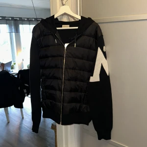 Svart cardigan  - Hejsan säljer denna för att den blev för stor för mig och är bara öppnad och prövad taggar sitterkvar. Obs rep! Pris går även att diskuteras vid snabb affär 