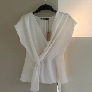 Blus från Zara - Jättesnygg blus från Zara i nyskick. Jag köpte den från sellpy som ny men tycker inte att den passar mig så jag har aldrig använt den. Storlek M. Skriv för fler bilder🥰