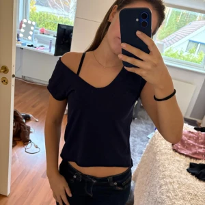 Mörkblå topp från Anna Field - Aldrig använd och superskön! Står ingen storlek men skulle tro XS🤗