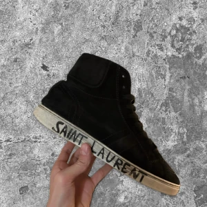 Saint Laurent Joe high - Feta saint Laurent skor perfekta till vintern. Liten defekt på ena sulan som varken känns eller syns vid användning. Storlek 42 men passar upp till 43,5. Riktigt sköna också. Kom gärna med frågor🫶