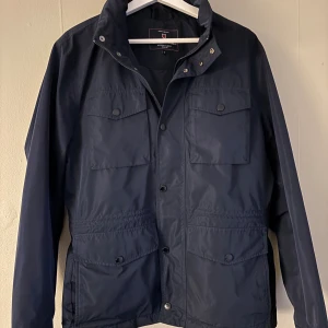 Mörkblå field jacket  - Snygg marinblå field jacket, nypris 1999 mitt pris 899. Perfekt till dom lite kallare dagarna, jackan är i väldigt bra skick vid frågor kom pm