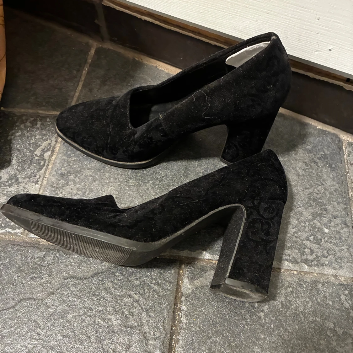 Svarta pumps i sammet - 2