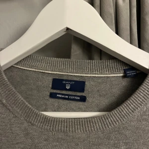 Grå bomullströja från Gant - Säljer en sweatshirt från gant med några år på nacken men i väldigt bra skick!🤍