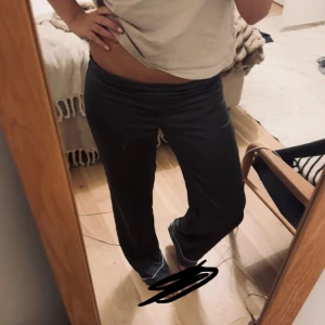 Mörkgrå pyjamas - Säljer ett par mörkgrå pyjamasbyxor från Bik Bok i satin medkontrastsömmar längs kanterna. Säljer för att jag har en liknande i ljusrosa ❤️