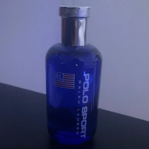 Polo Sport av Ralph Lauren 🧼🌊 - Märke= Ralph Lauren  💸🐎                                                                    Skick= Ny men öppnad ✅                                                             Noter= Citrus, Fräsch och Träig 🍋🧼🪵                                            Ny pris= 450kr   Vårat pris= 275kr 🤯🥳