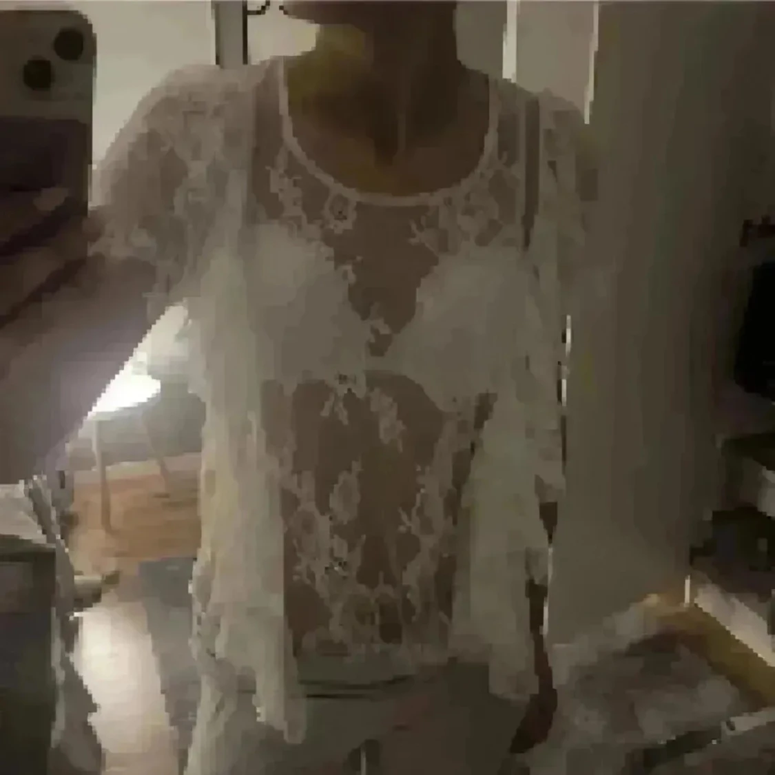 Vit spetsblus med volangdetaljer - 2