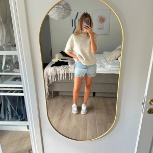 Ljusblå jeanskjol - Säljer en ljusblå jeanskjol som är så så fin! Kjolen är ifrån Gina Tricot!