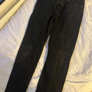 Svarta jeans från Zara, storlek 34 - Svarta jeans från Zara med klassisk femficksdesign och dragkedja. Jeansen har en rak passform och är tillverkade i bomull med en snygg mörk tvätt. Perfekta för dig som gillar stilrena och enkla jeans med modern känsla.