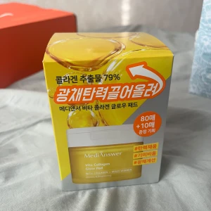 MediAnswer Vita Collagen Glow Pad - Glow pads med kollagen och multivitamin som boostar lyster och spänst i huden. Innehåller 79% kollagenextrakt och kommer i en gul och silverfärgad förpackning. Perfekt för dig som vill ha en fräsch och återfuktad look. 80+10 pads i burken.