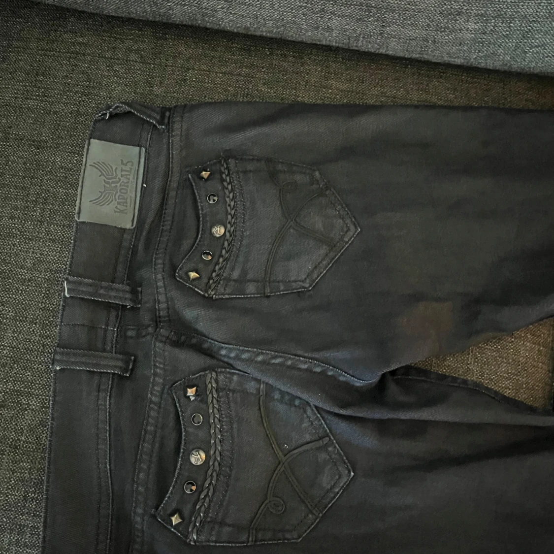 Svarta bootcut jeans med snygga detaljer - 2