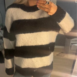 Randig tröja  - Skit cool randig stickad tröja🖤🤍❣️Super mysig i höst! Nyskick
